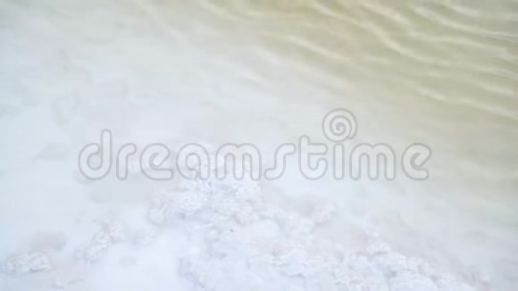 Bascunchak盐湖的一个海岸拥有世界上最大的盐储量视频的预览图