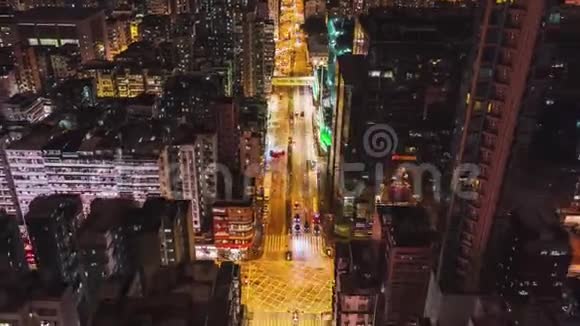 4KUHDUHD超车时间推移与香港市区夜间步行者无人机俯瞰图视频的预览图