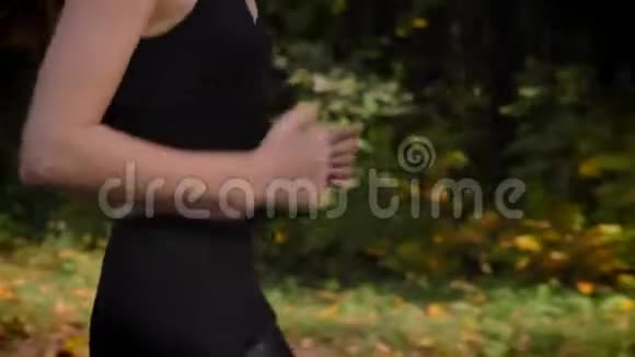 秋日公园里穿着连身裤的年轻白人女孩从下往上跑的不规则洋娃娃视频的预览图