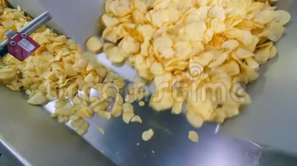 两个运输工具在一家食品厂移动薯片视频的预览图