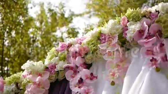 婚礼拱门装饰仪式鲜花视频的预览图