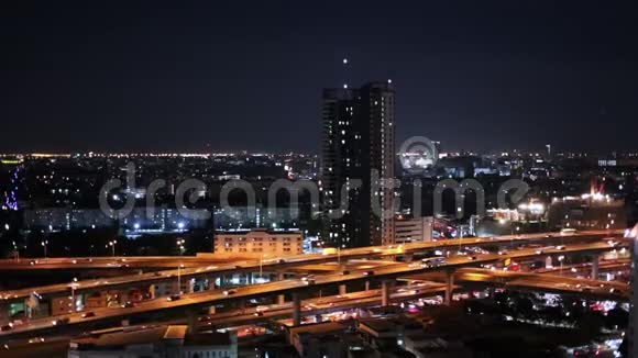 与高层建筑交界的城市夜间交通视频的预览图