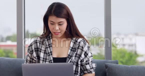 亚洲女人用电脑戴耳机视频的预览图