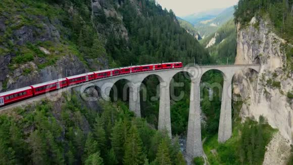 瑞士著名高架桥上的冰川快车鸟瞰图视频的预览图