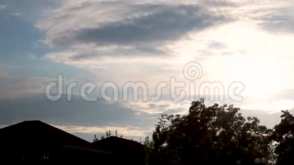 美丽的夏天日落在海上有山石头树木和多云的天空黄昏黄昏视频的预览图