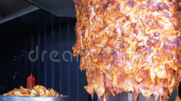 沙瓦玛准备好了吐出来的肉土耳其菜阿拉伯快餐视频的预览图
