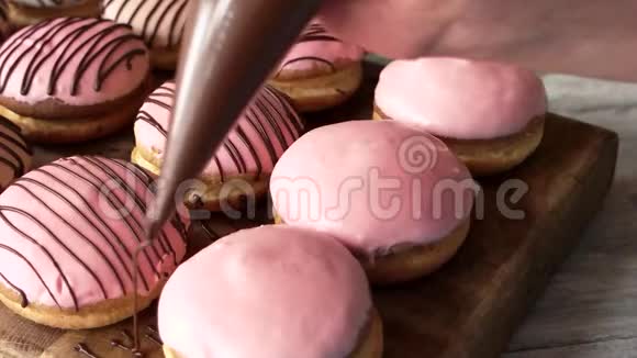 用糕点注射器装饰饼干视频的预览图