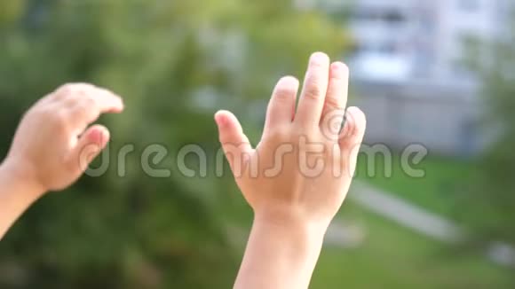 那孩子站在窗边挥舞着双手手的特写视频的预览图