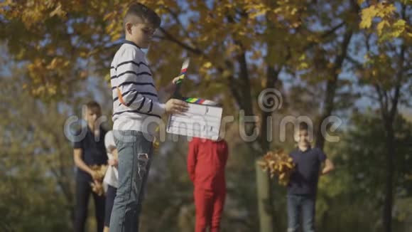 一群男孩正在户外玩耍孩子们互相扔树叶视频的预览图