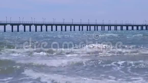 大型长墩海上有路灯围栏和直升机平台视频的预览图
