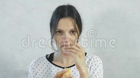 从女孩脸上的酸涩情绪布鲁内特的女人吃酸橘和温克视频的预览图