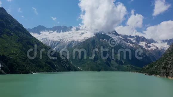 瑞士阿尔卑斯山美丽的湖泊空中无人机镜头视频的预览图