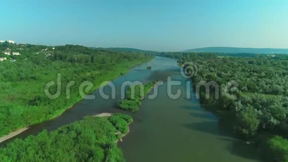 在森林里的一个小村庄里桥在河上的无人机拍摄4K视频的预览图