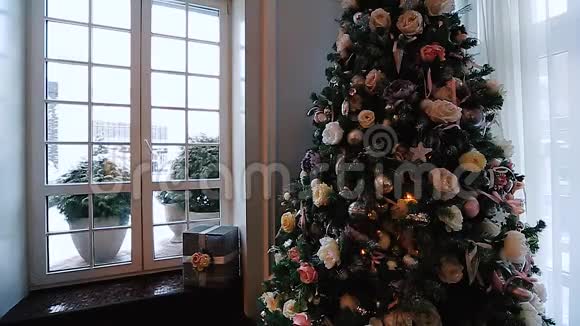 窗户和用圣诞树装饰的房间视频的预览图
