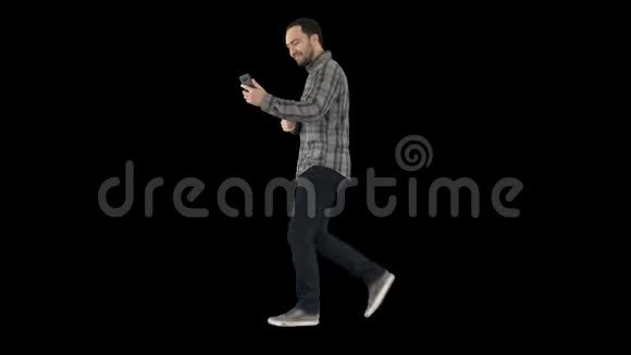 休闲技术通信和人的概念年轻人在步行时使用和打电话给智能手机阿尔法视频的预览图