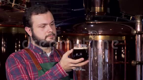 啤酒制造商喝着美味的深色啤酒微笑着对着镜头视频的预览图