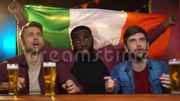 意大利足球队输球多种族男性朋友失望酒吧视频的预览图