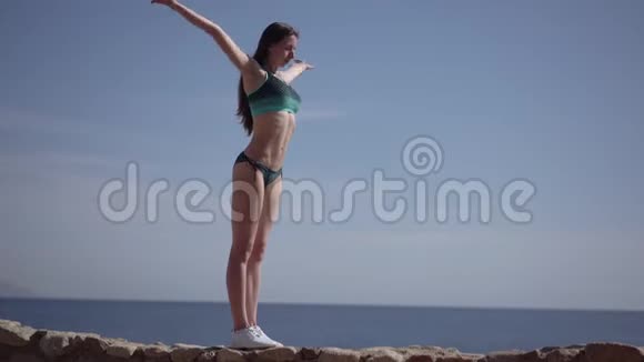 性感模特在海边做瑜伽姿势老鹰视频的预览图