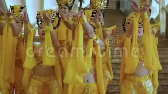 亚洲妇女站着用手跳舞视频的预览图