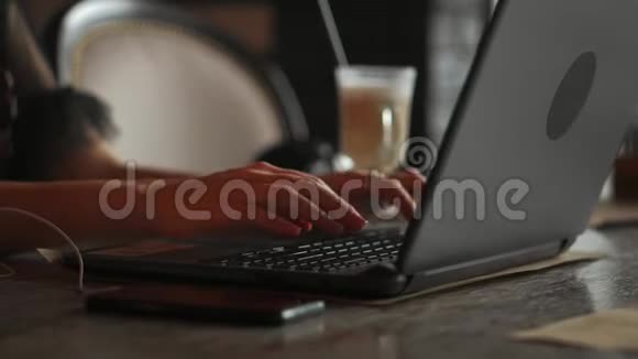 女性手型笔记本电脑键盘触摸触摸触摸板手指智能手机靠近近距离没有脸的女人视频的预览图