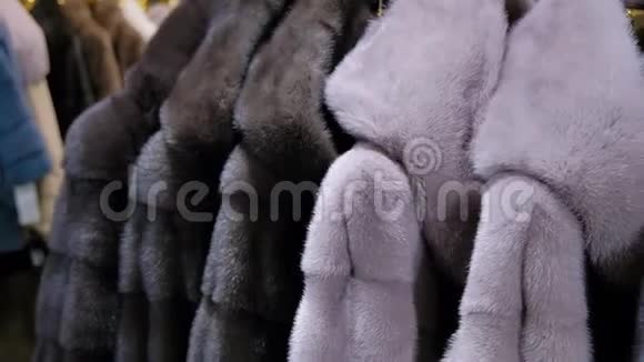 在一家零售时装商店的衣架上出售冬季出售的豪华貂皮大衣快关门视频的预览图