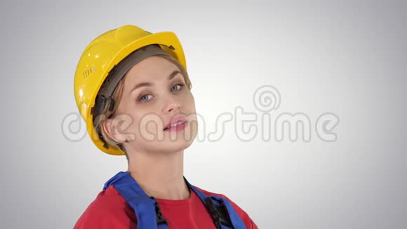 女建筑工人在梯度背景上打招呼视频的预览图