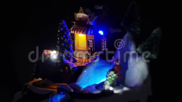 圣诞火车和圣诞灯雪城视频的预览图