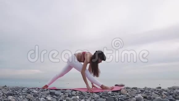 美丽的女人在户外练习瑜伽视频的预览图