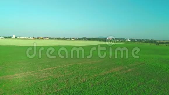 小航空的空中景观位于靠近农村和田野的地方4K视频的预览图