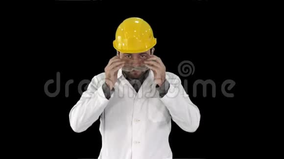透明安全眼镜在手工人尝试保护眼镜阿尔法通道视频的预览图