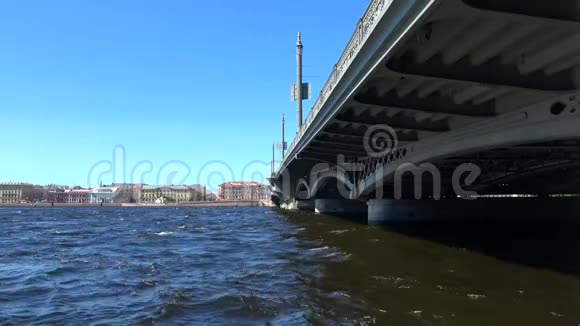 六月天在广播桥圣彼得堡视频的预览图