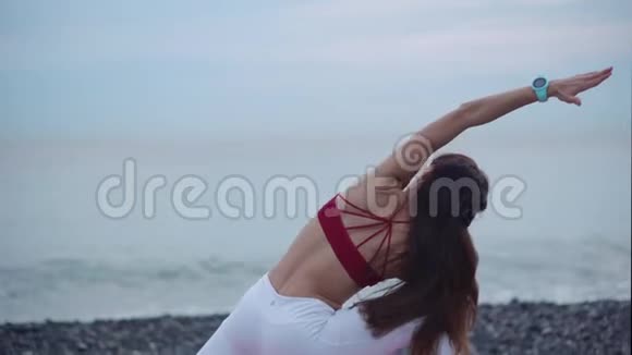 活跃的女人在外面练习瑜伽视频的预览图