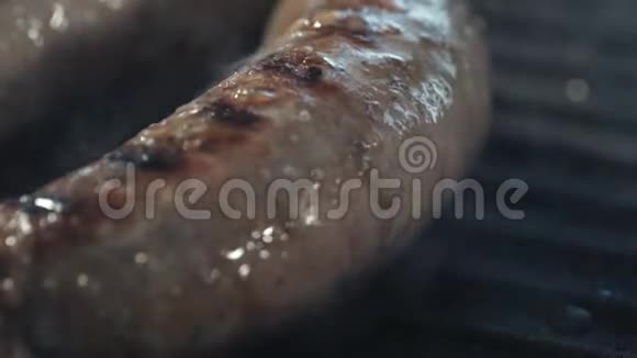 室的旋转周围烤香肠油煎烧烤美味的食物特写视频的预览图