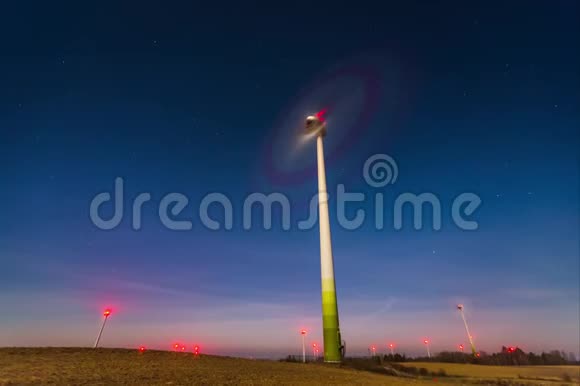 欧洲立陶宛的风力涡轮机在夜空中快速旋转视频的预览图