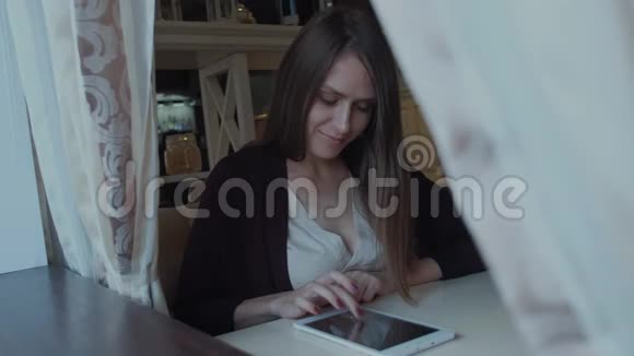 女性与朋友聊天视频的预览图