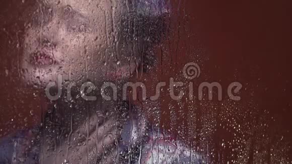 窗外的雨和一个金发女人在哭慢动作视频的预览图