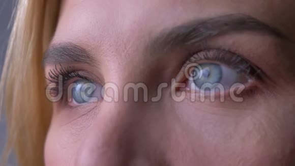 特写肖像的女性蓝眼睛注视着远方视频的预览图