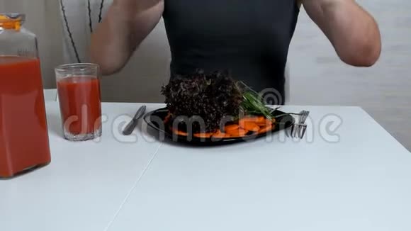 快乐的胖子享受健康的食物和番茄汁适当营养健康生活方式视频的预览图