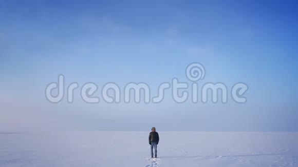 放大中年探险家在雪地背景下冷静严肃地观看镜头视频的预览图
