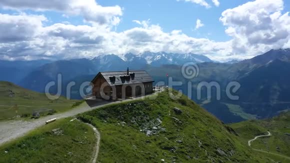 在瓦莱州韦尔比耶附近的瑞士阿尔卑斯山脉中的蒙福堡的鸟瞰图视频的预览图