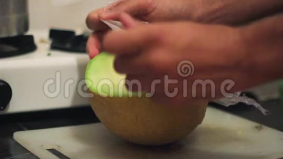 香瓜果用透明塑料包裹视频的预览图