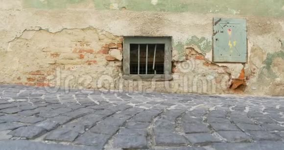 破旧建筑的地窖窗口视频的预览图