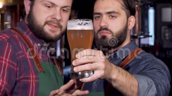 专业的酿酒师用玻璃检验美味的工艺啤酒视频的预览图