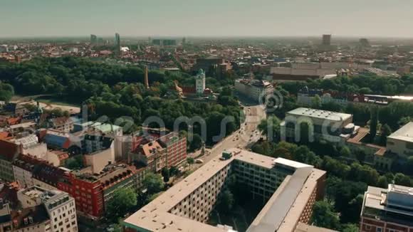 德国伊萨尔河堤岸和英涅尔路德维格布拉克桥的鸟瞰图视频的预览图