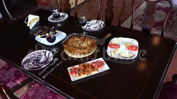 三个人的桌子蔬菜砂锅奶酪盘凤尾鱼柠檬贻贝和红酒视频的预览图