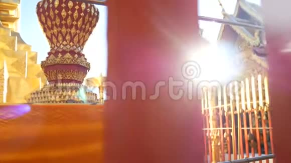 4K在泰国清迈的多伊苏贴寺在阳光下祈祷的金佛钟视频的预览图