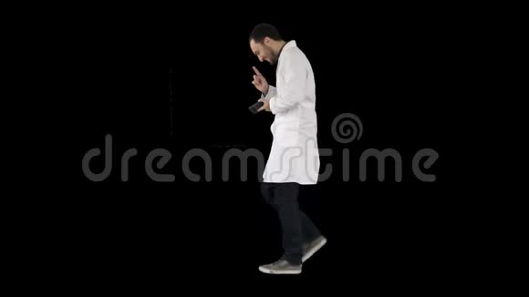 走路迷人的笑医生阿尔法频道视频的预览图