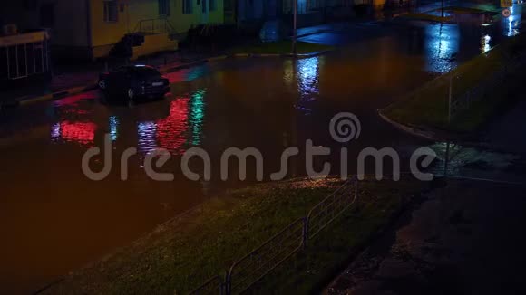 大雨过后夜间淹没了单向城市道路视频的预览图
