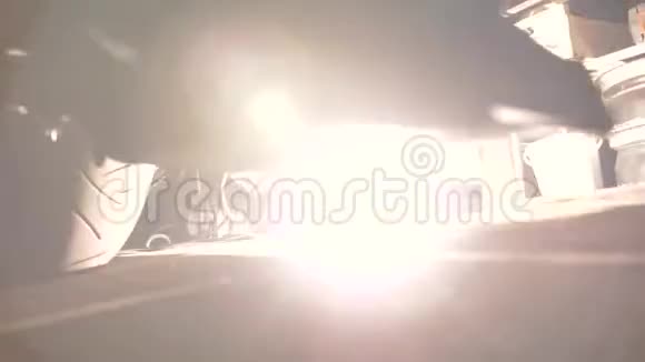 晚上在车库里用火花焊接一辆黑色摩托车视频的预览图