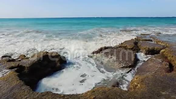 小岩石泻湖蓝天和美丽的海浪视频的预览图